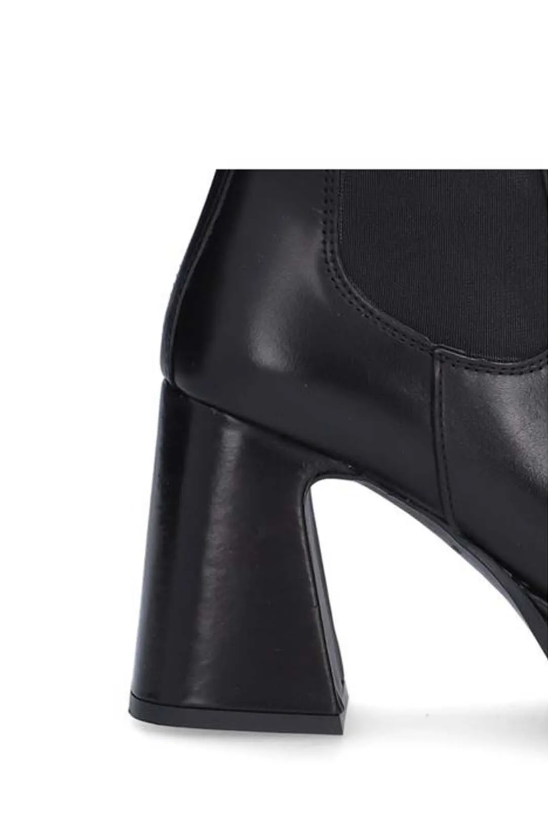 BOTA DE PIEL CON TACÓN NEGRO