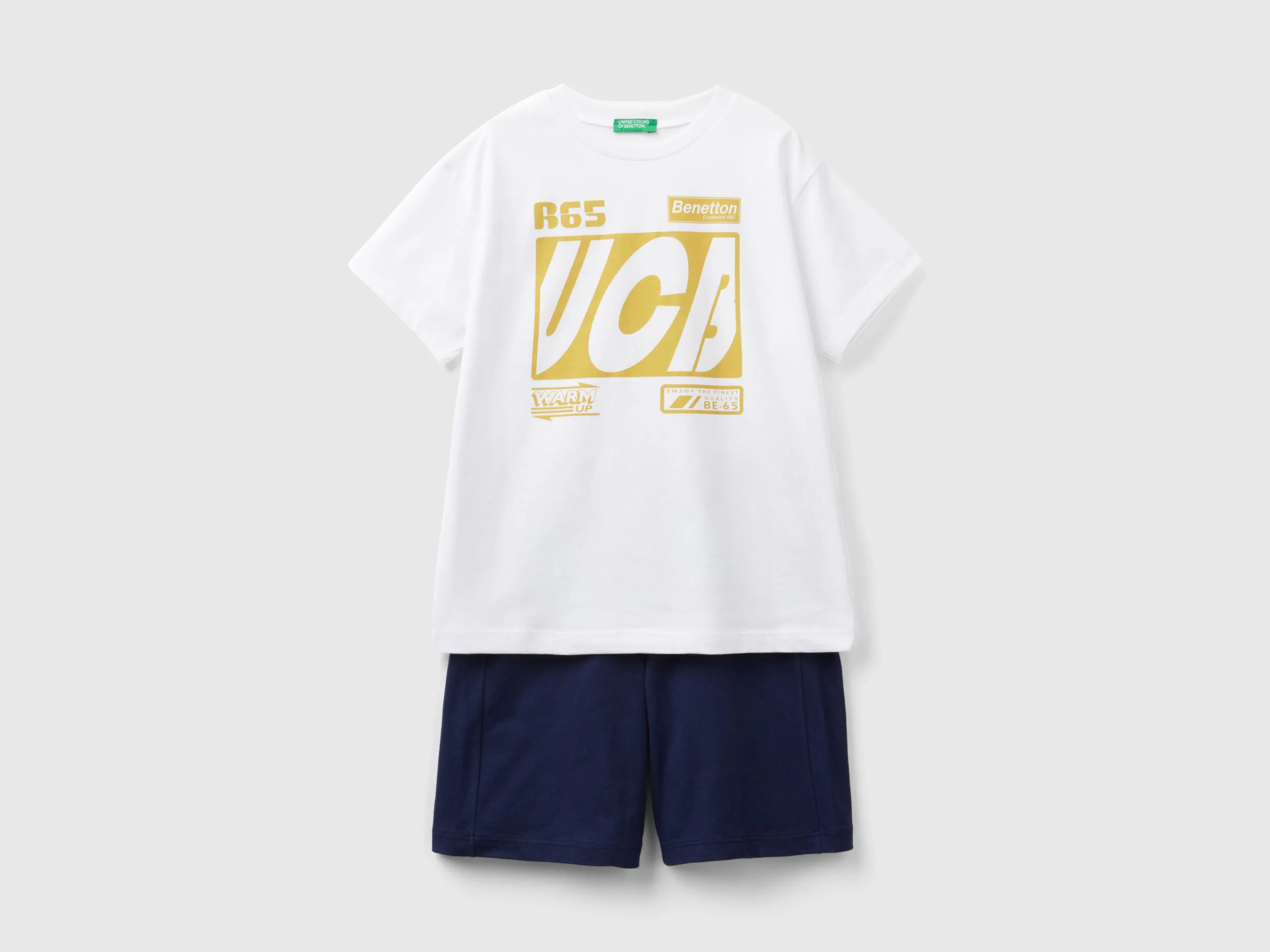 Conjunto de camiseta y bermudas