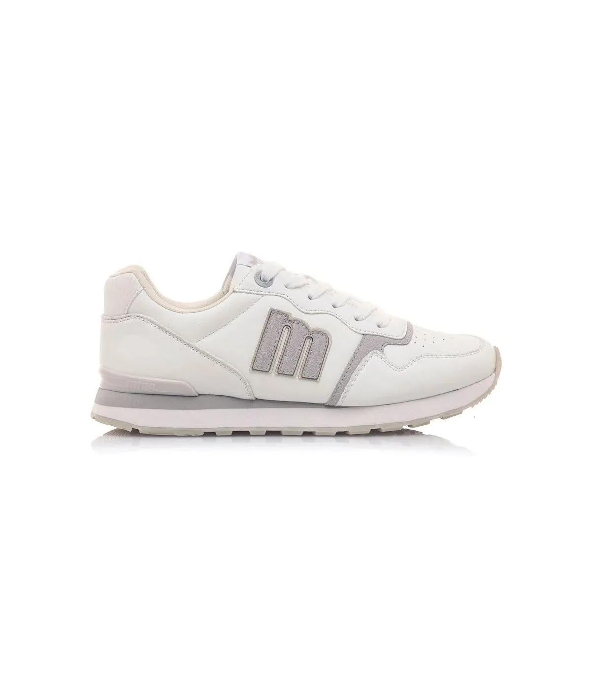 Deportivo blanco con cordones