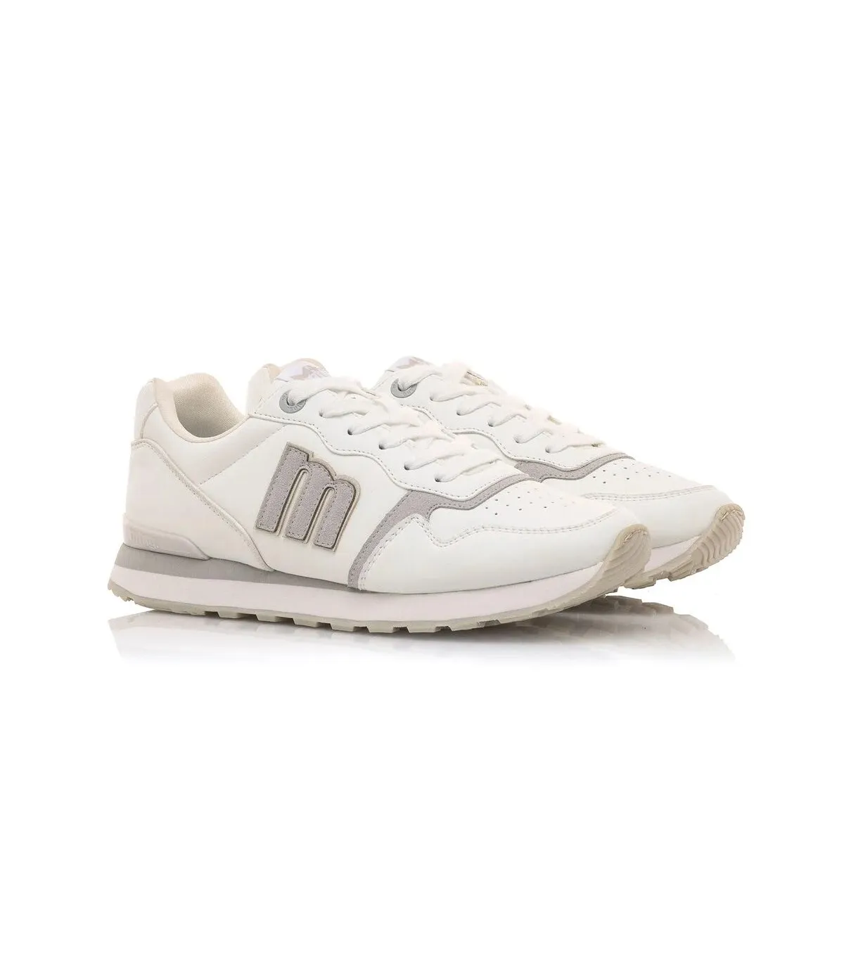 Deportivo blanco con cordones