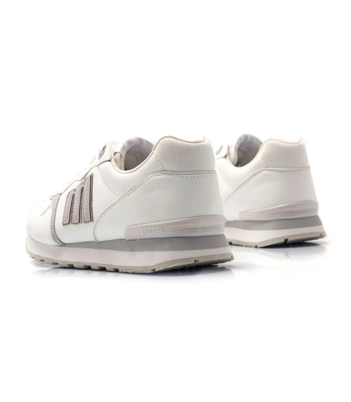 Deportivo blanco con cordones