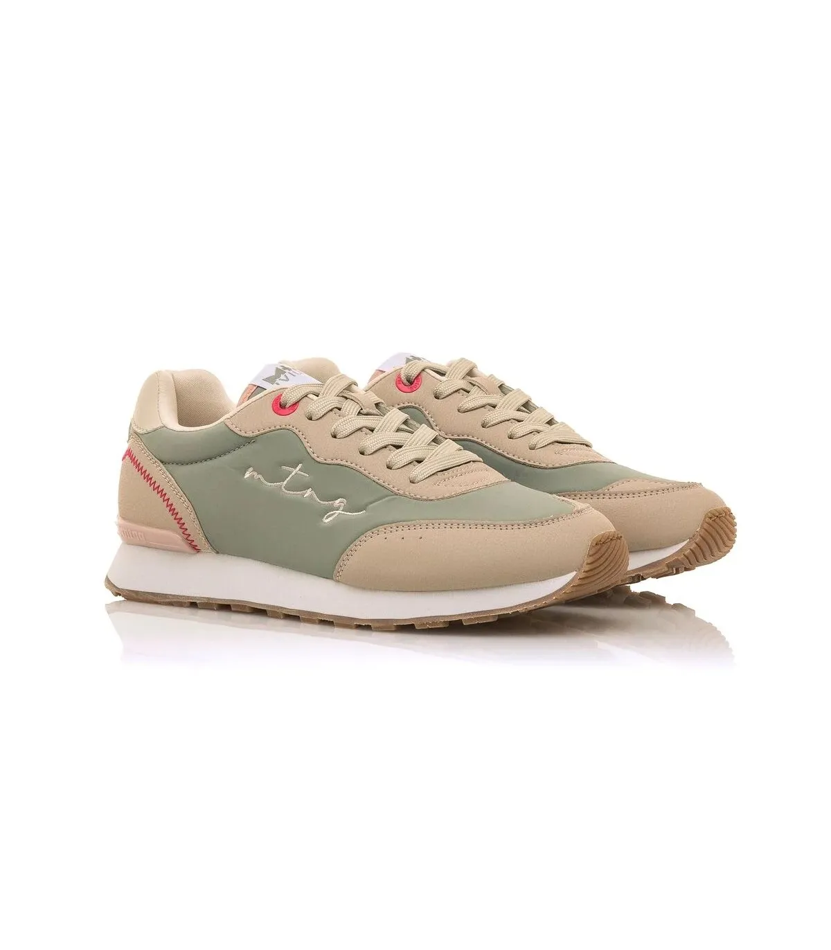 Deportivo verde con cordones