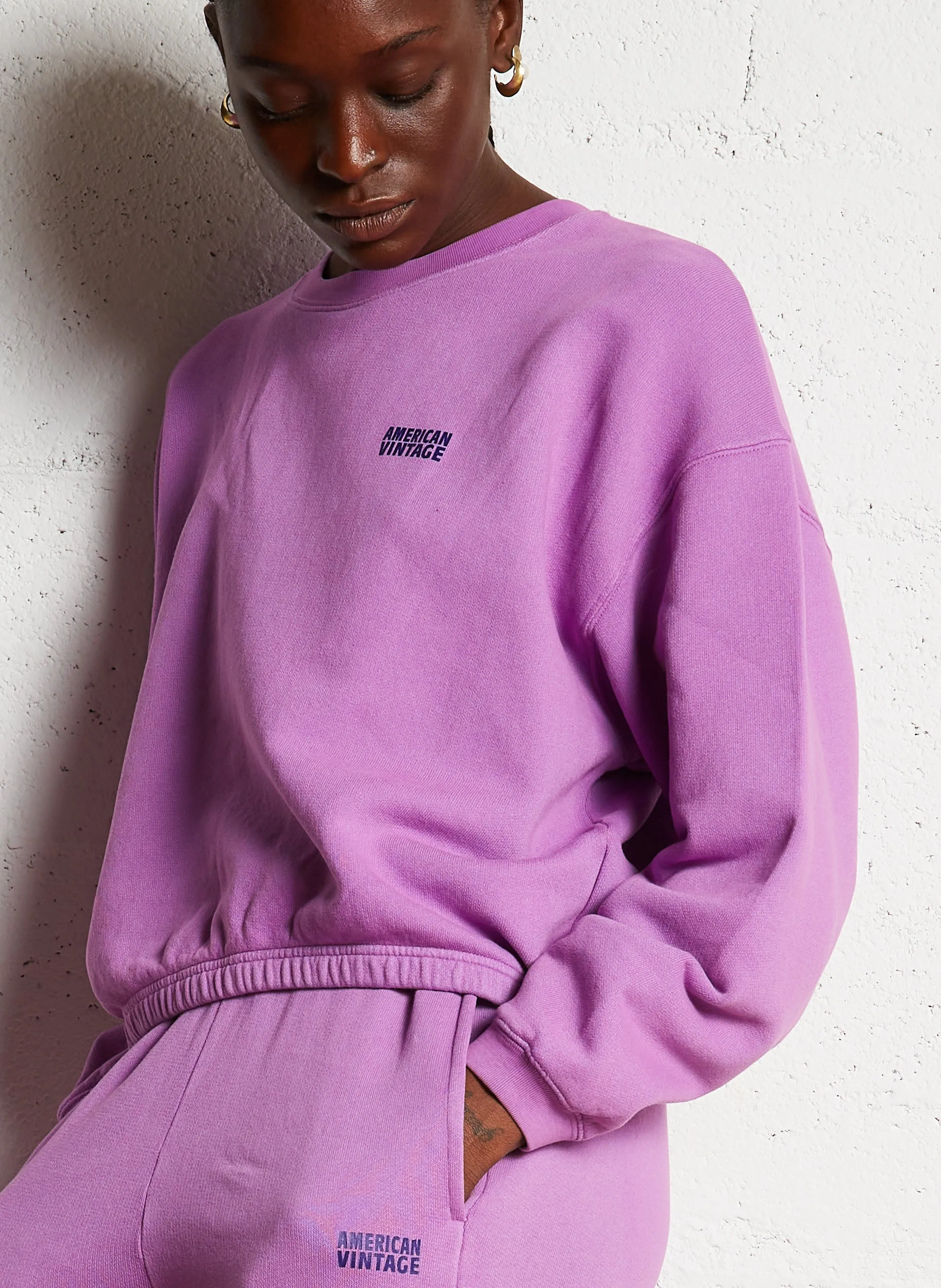 IZUBIRD  SUDADERA CORTA DE MEZCLA DE ALGODóN CON CUELLO REDONDO EN VIOLETA
