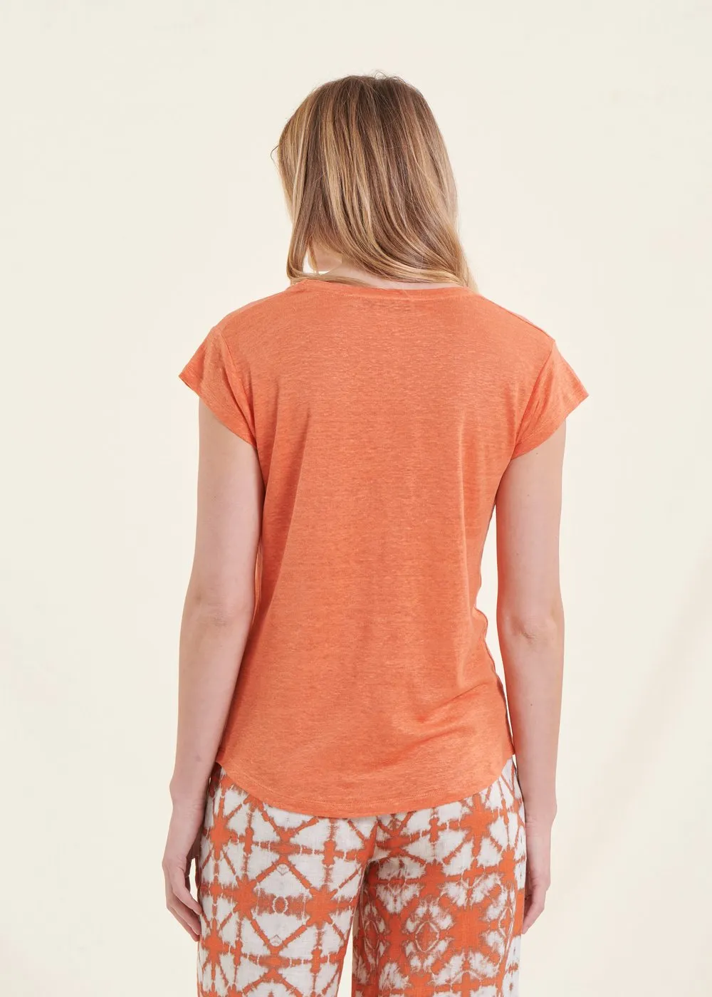 LA FEE MARABOUTEE Camiseta de lino con cuello de pico en naranja