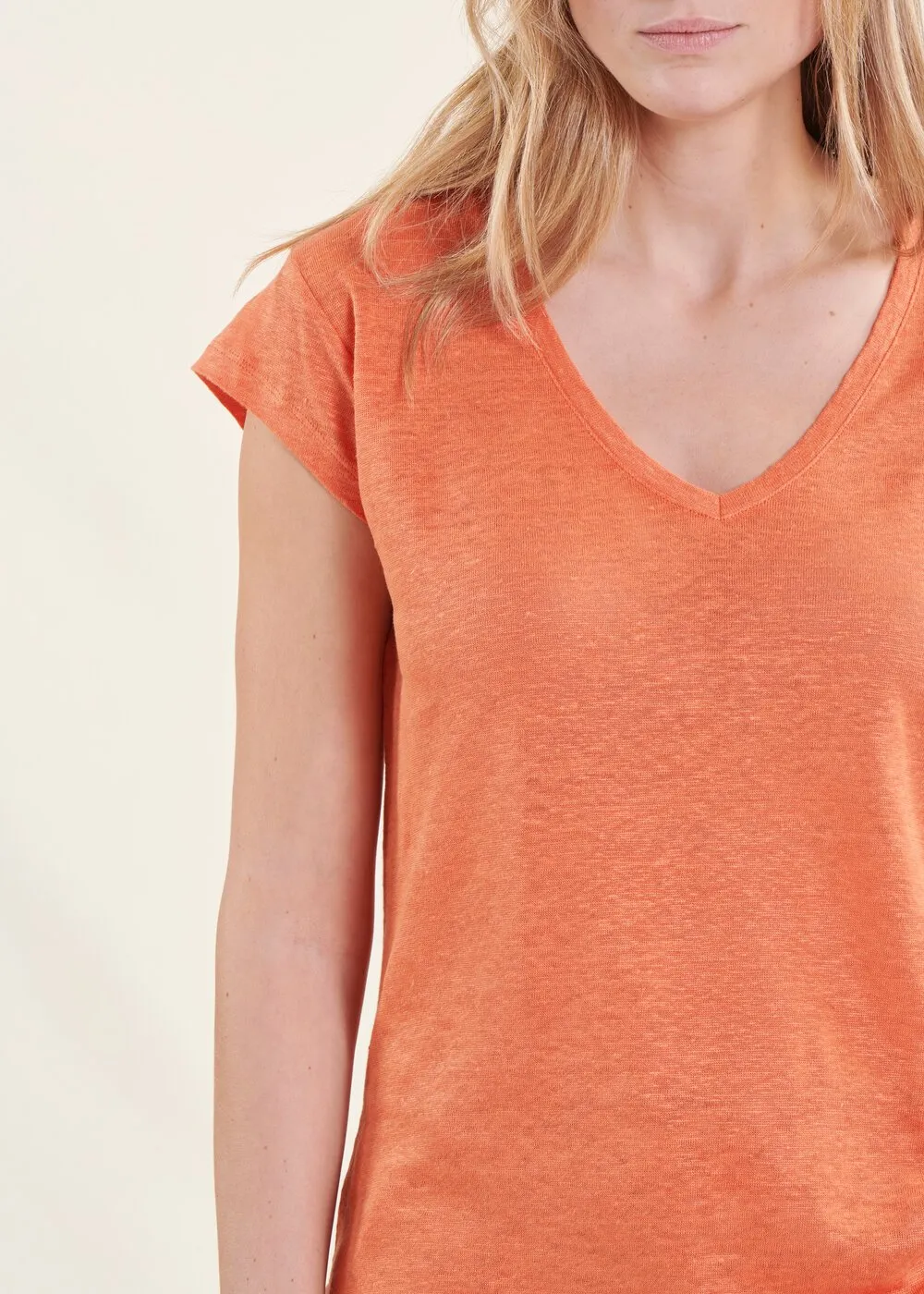 LA FEE MARABOUTEE Camiseta de lino con cuello de pico en naranja