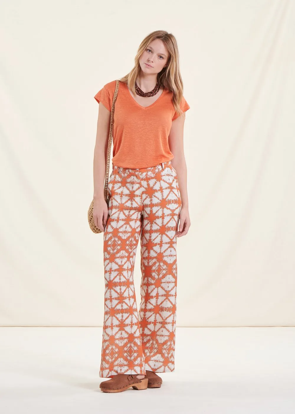 LA FEE MARABOUTEE Camiseta de lino con cuello de pico en naranja