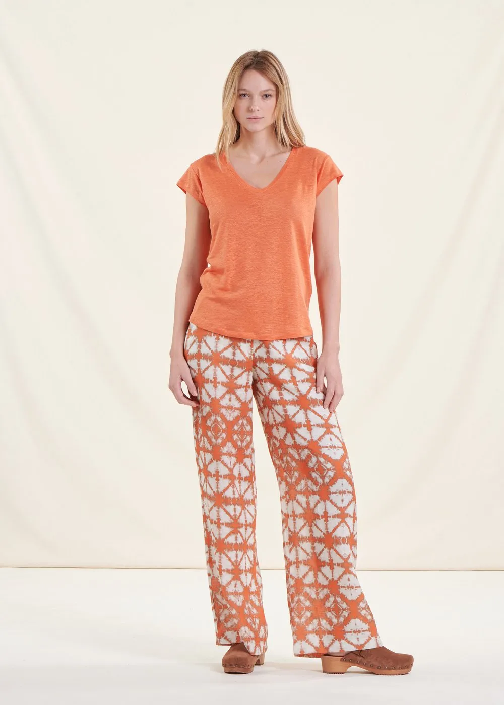 LA FEE MARABOUTEE Camiseta de lino con cuello de pico en naranja
