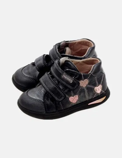 Pablosky Zapatilla negra estampada