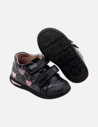 Pablosky Zapatilla negra estampada