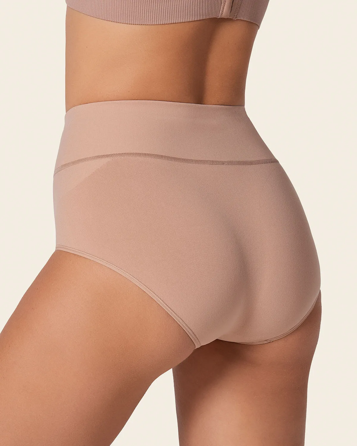 Panty faja de compresión moderada tiro alto en SkinFuse