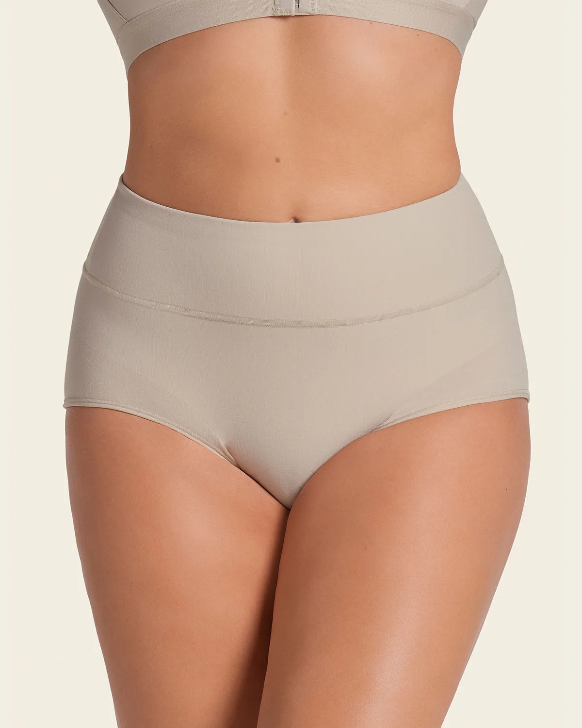 Panty faja de compresión moderada tiro alto en SkinFuse
