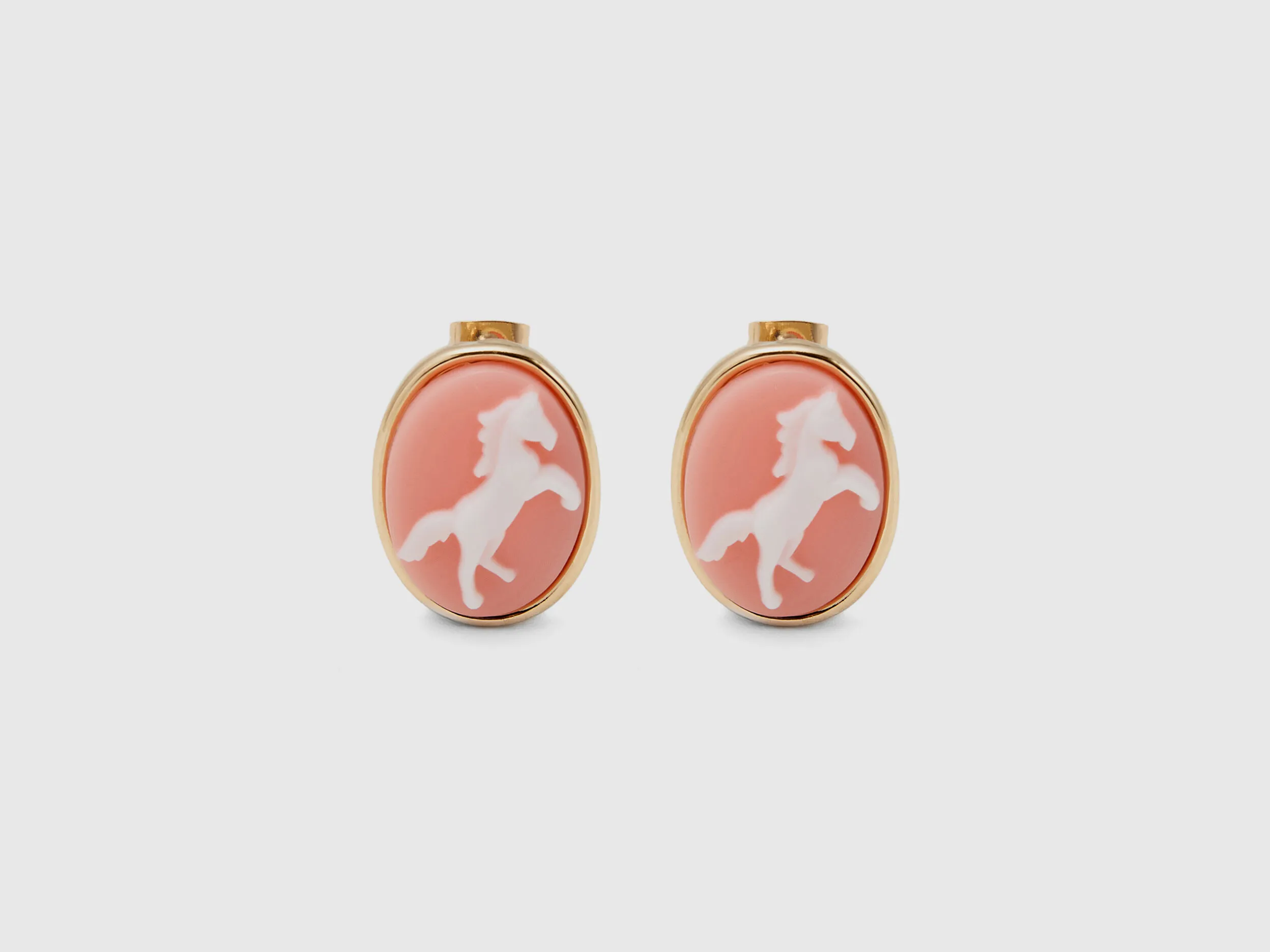 Pendientes de tuerca rosa con camafeo