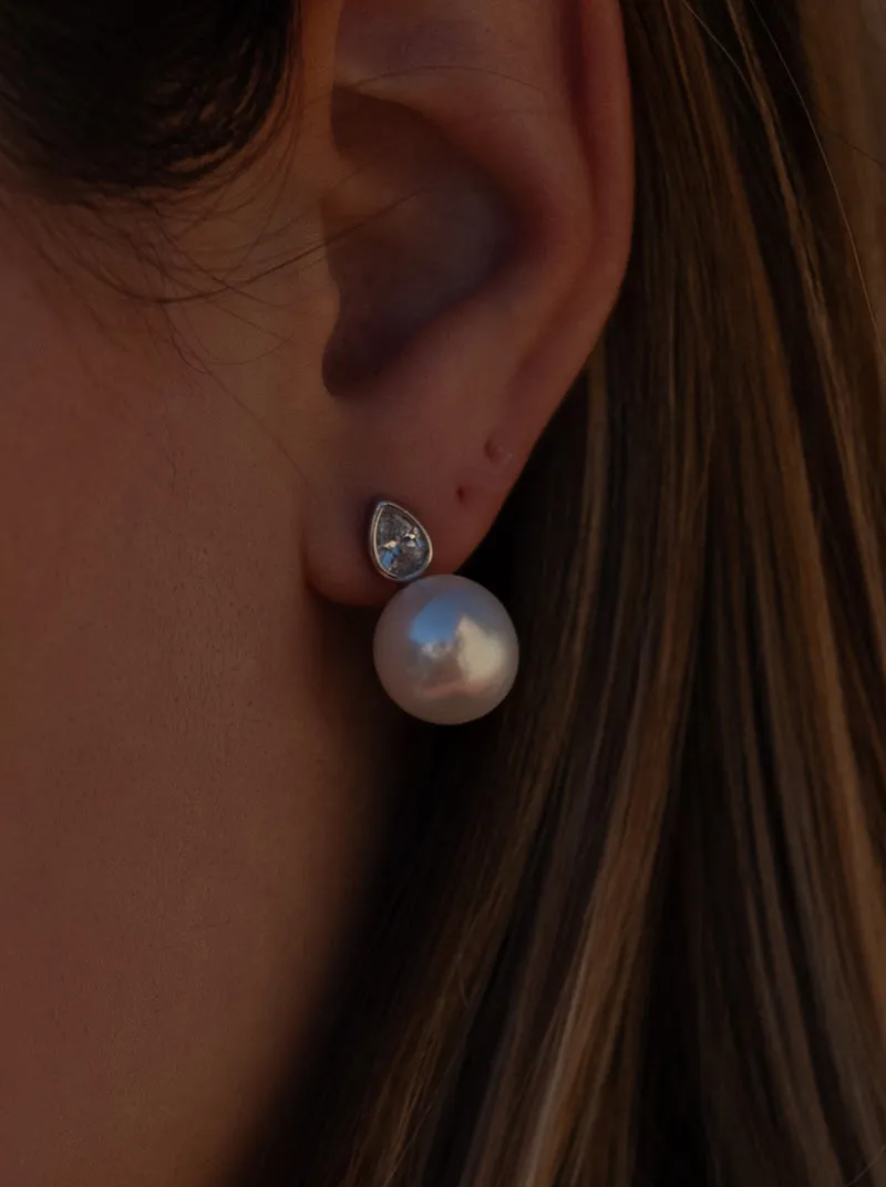 Pendientes perlas estilo tu y yo con detalle de lágrima y circonita