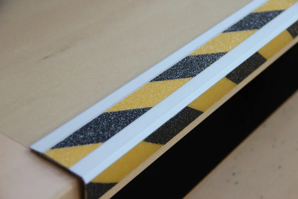 Perfil de borde para peldaño antideslizante, Easy Clean, negro/amarillo, ancho 610 mm, adhesivo