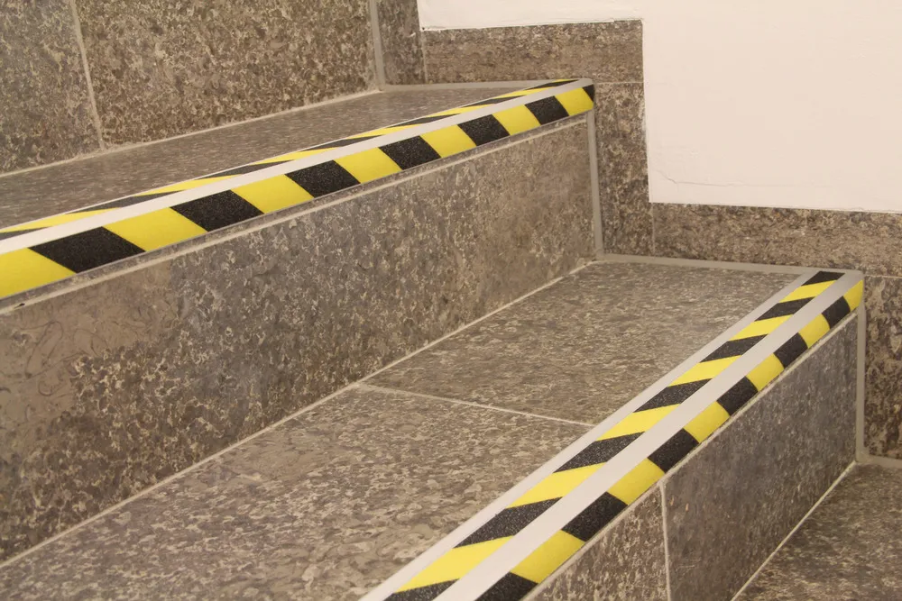 Perfil de borde para peldaño antideslizante, Easy Clean, negro/amarillo, ancho 610 mm, adhesivo