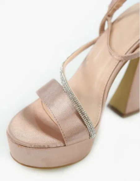 Sandalia raso champagne con cristales