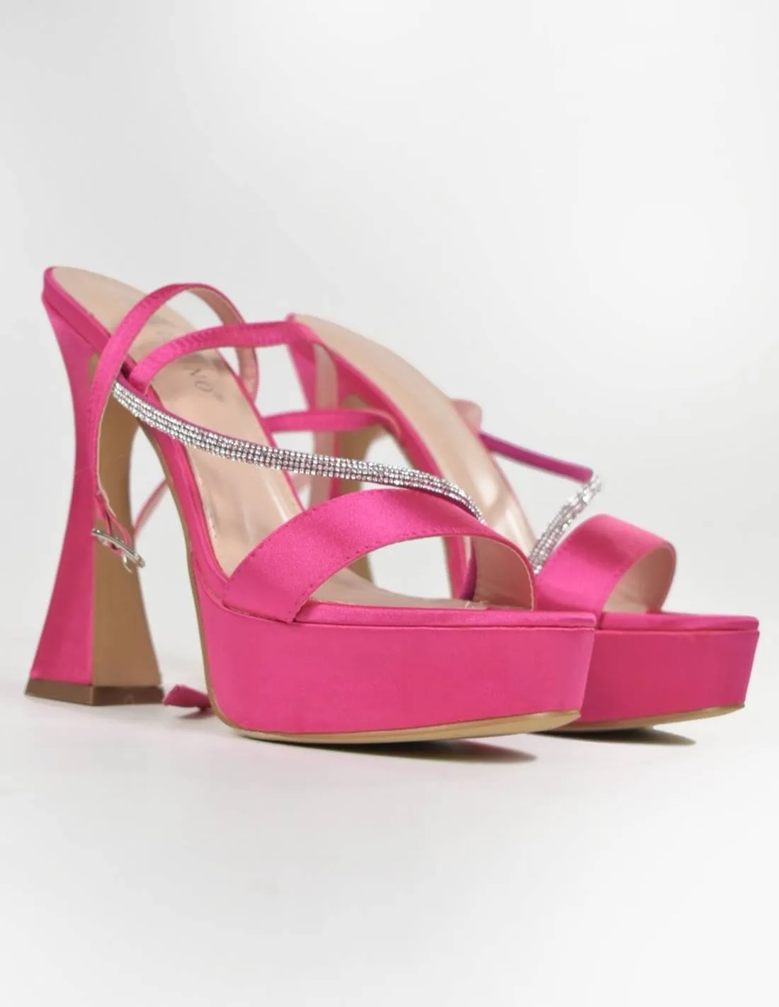 Sandalias fucsias con brillantes
