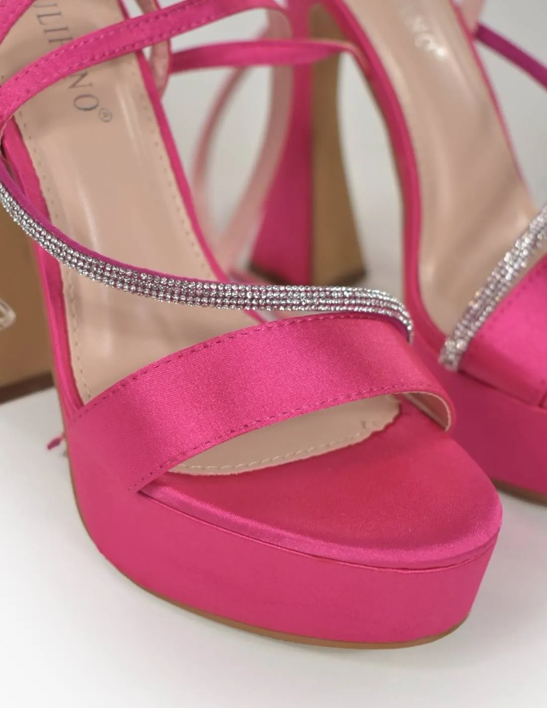 Sandalias fucsias con brillantes