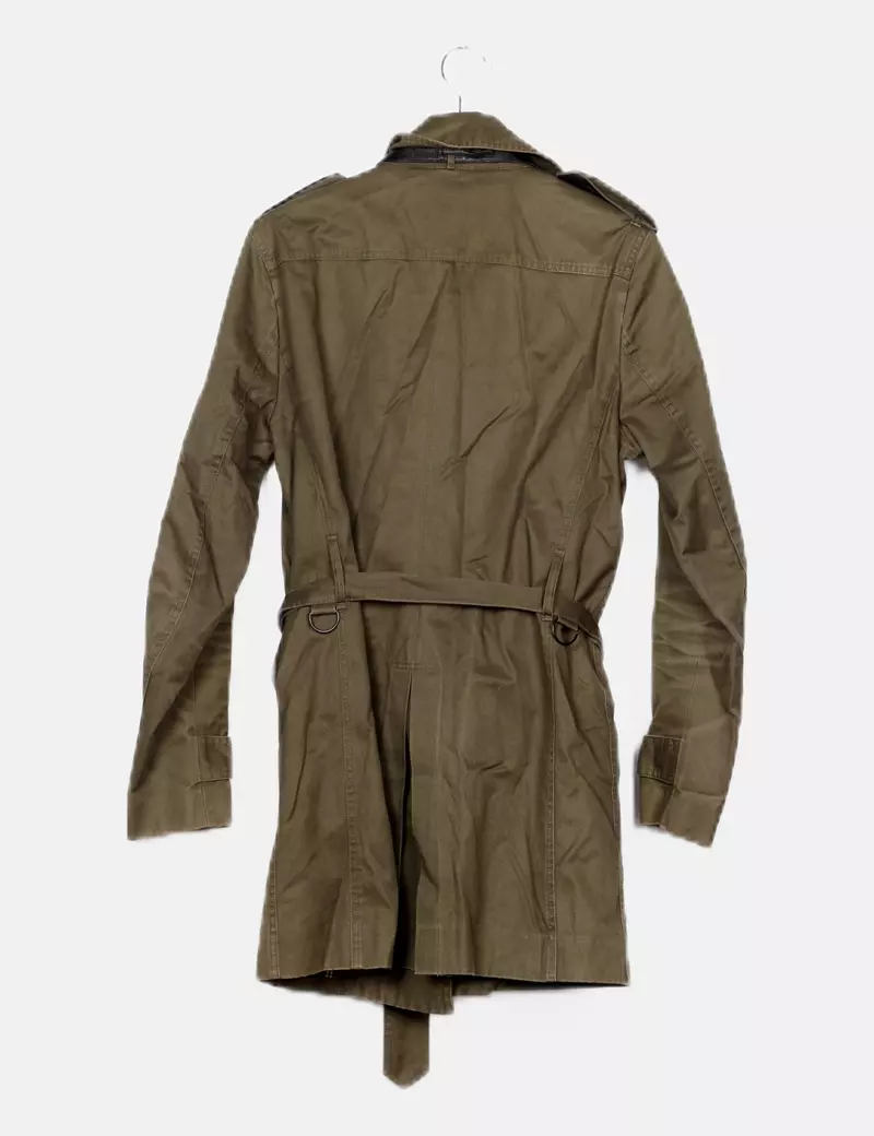 Sandro Trench verde detalle cinturón