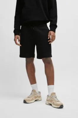 Shorts regular fit en felpa de algodón con insignia de logo