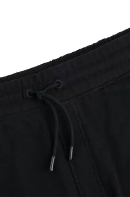 Shorts regular fit en felpa de algodón con insignia de logo