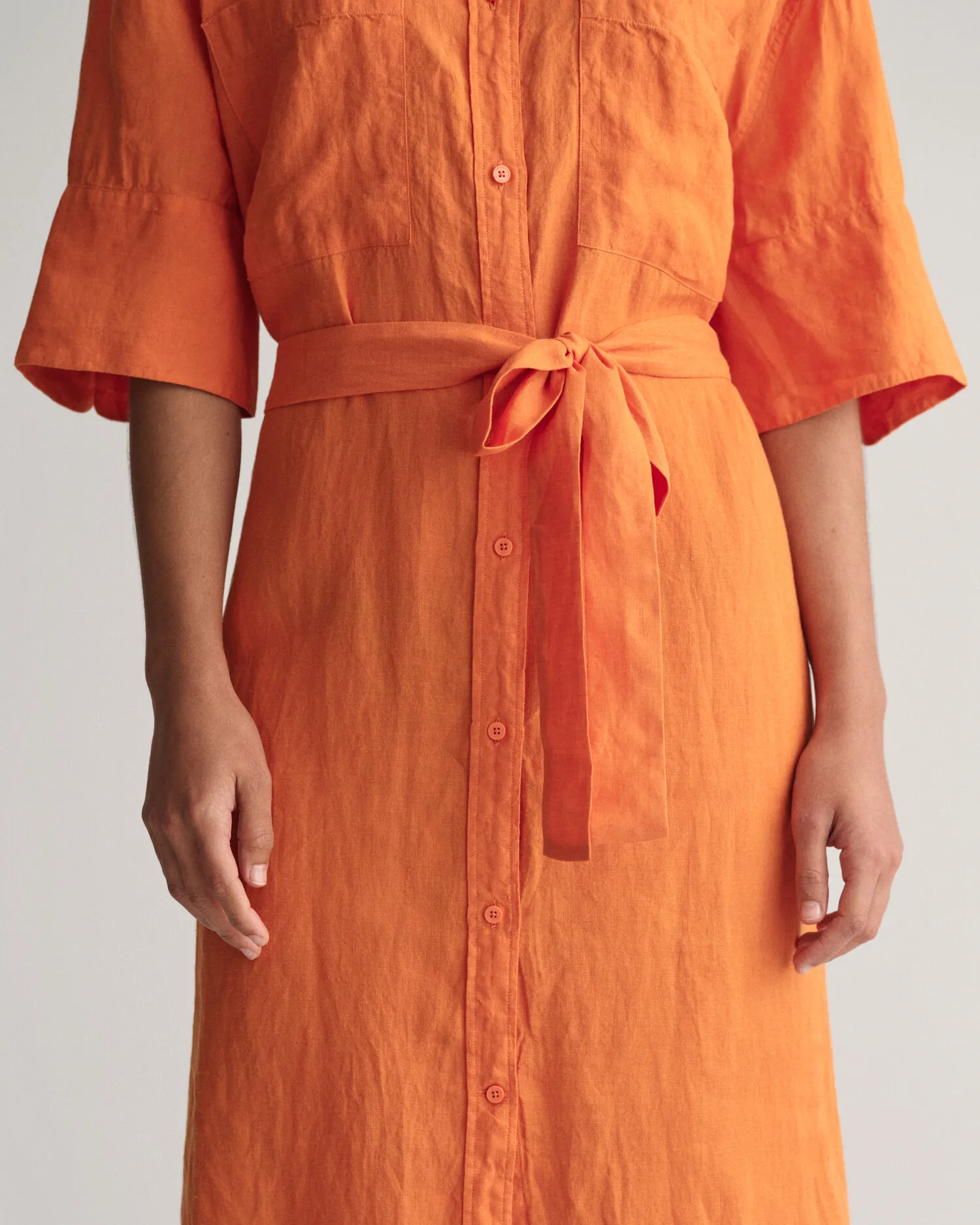 Vestido camisero de manga corta de lino