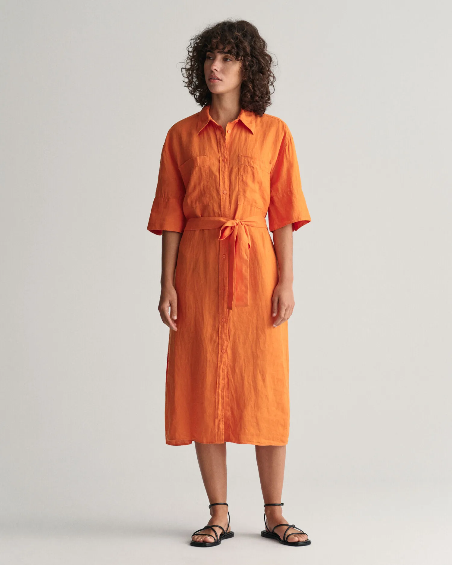 Vestido camisero de manga corta de lino