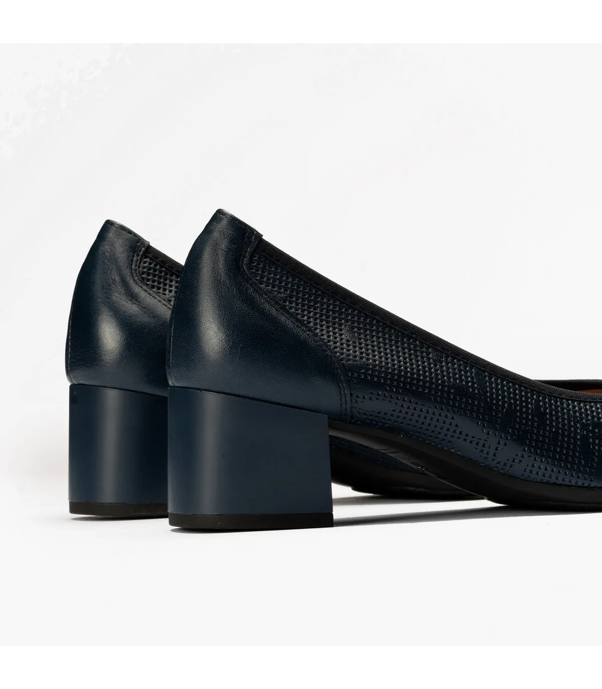 Zapato con tacón tipo salón azul marino