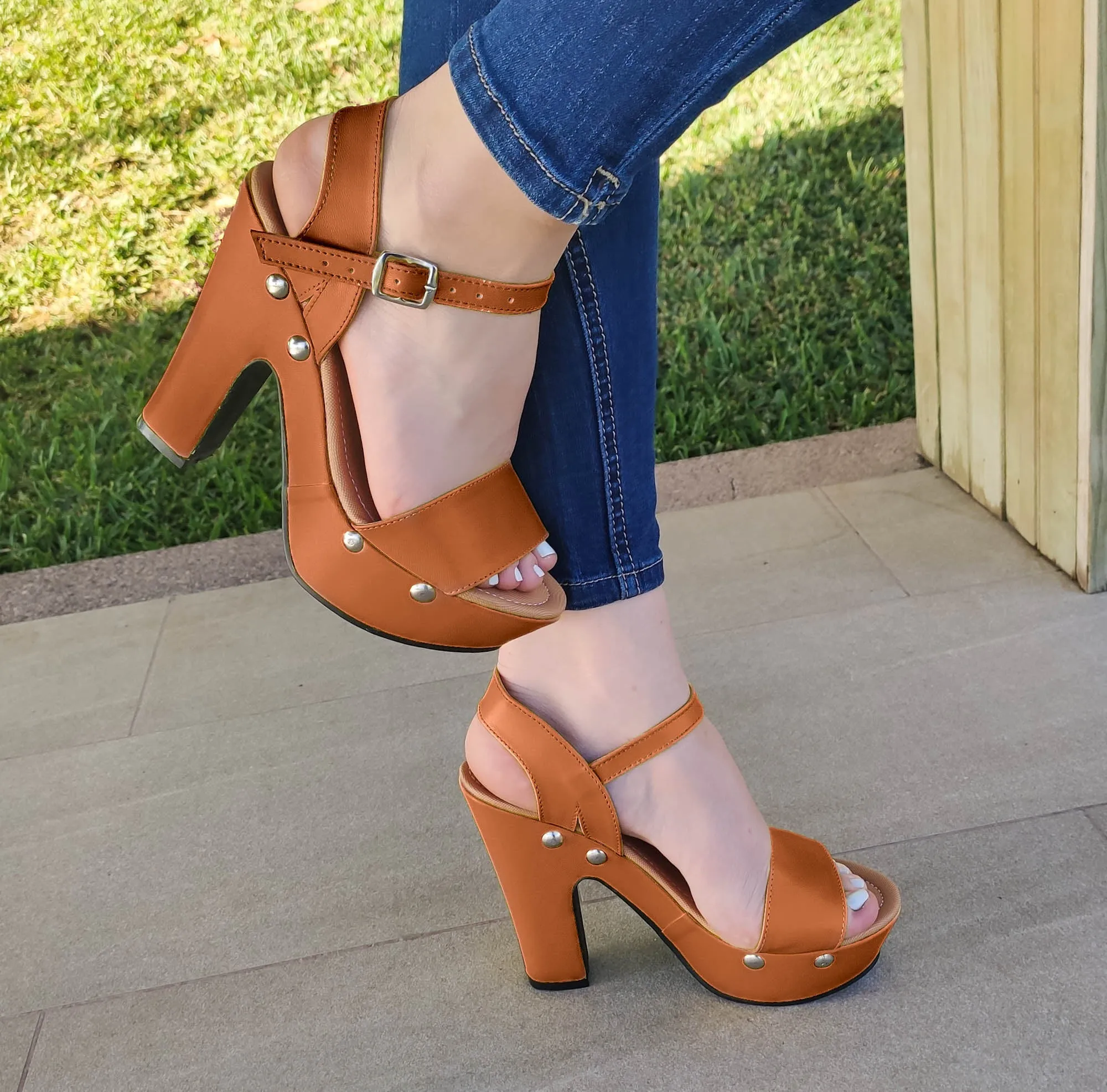 Zapatos altos para dama con Adornos Metálicos