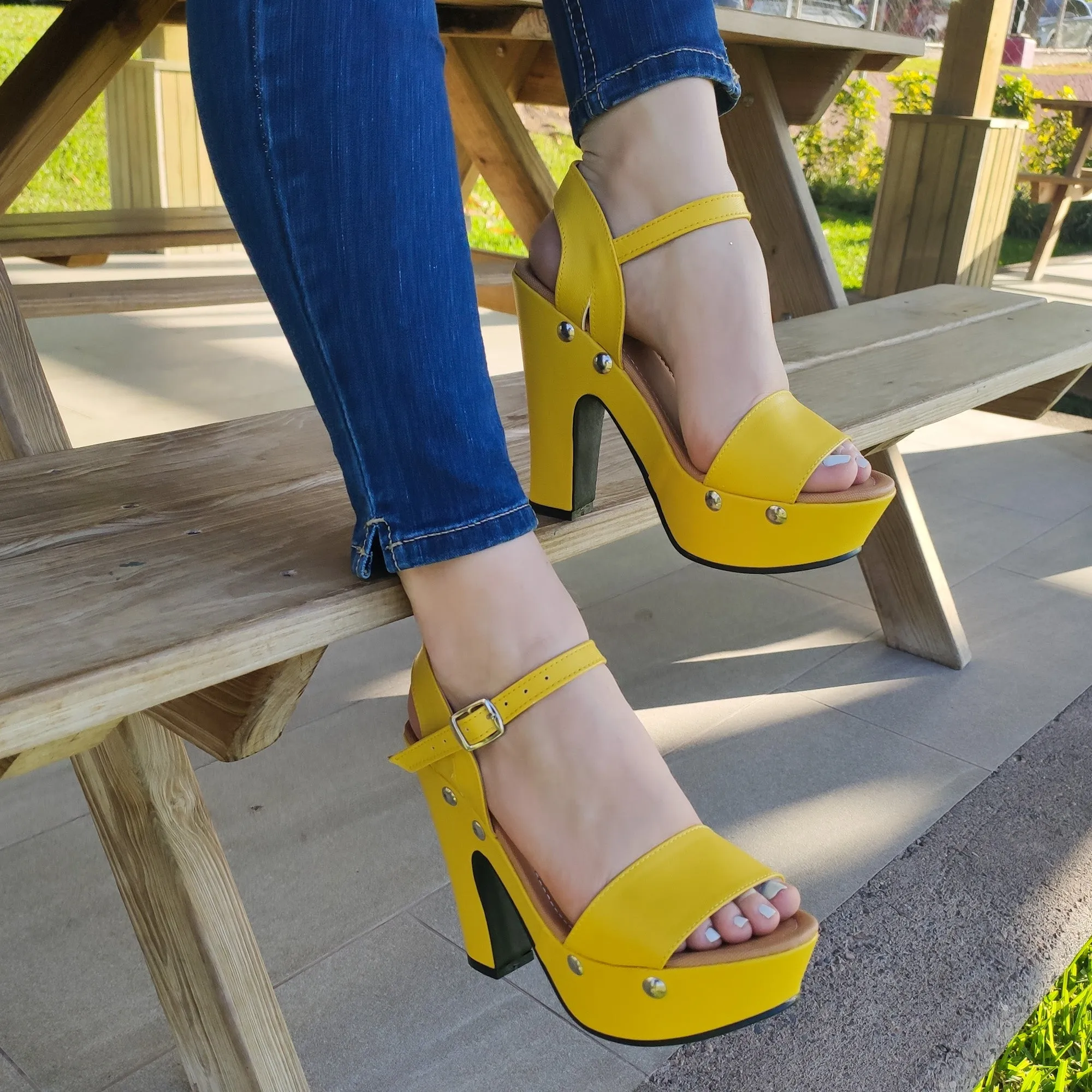 Zapatos altos para dama con Adornos Metálicos